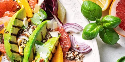 Bunter Sommersalat mit Zitrusfrüchten, Avocado und Pecorino