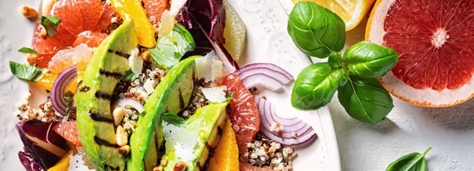 Bunter Sommersalat mit Zitrusfrüchten, Avocado und Pecorino