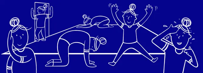 Frau, die von Zuhause auf Computer arbeitet und Arme am Schreibtisch ausdehnt