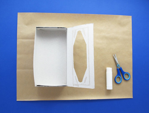 foglio di carta da pacchi e metteteci sopra la box