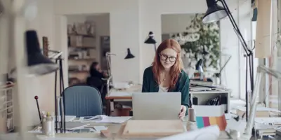 Arbeitsplatzorganisation: Wie man am Schreibtisch Ordnung schafft