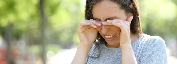 Eine Frau hat juckende und gerötete Augen