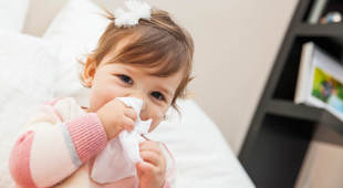Schnupfen bei Babys: Was tun bei einer verstopften Nase?