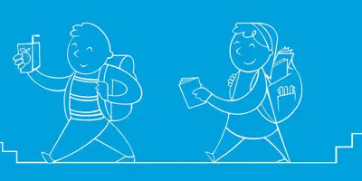 Ein Kind mit Schulsachen im Rucksack läuft einen Schulflur entlang