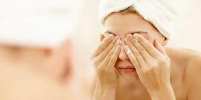 Frau wäscht ihre Augen nach einer Dusche