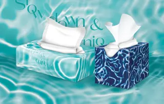 Zwei Tempo Taschentuch Boxen mit türkisfarbenem Wassermuster und dem Schriftzug „slow down & enjoy life“.