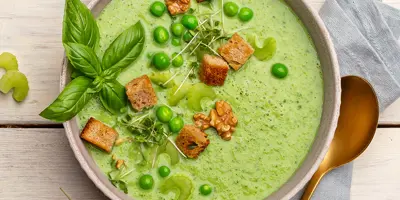 Grüne Gazpacho mit Erbse und Staudensellerie