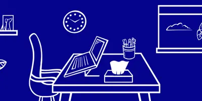 Vrouw in rolstoel die van haar bureau werkt met een schaal koekjes