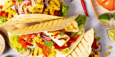 Grilled Halloumi-Tacos mit Ananas und Limette