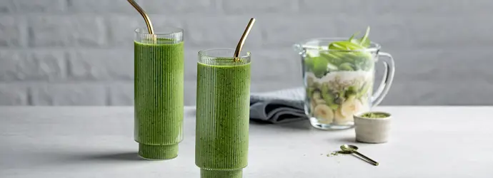 Smoothie mit Apfel, Banane und Kiwi