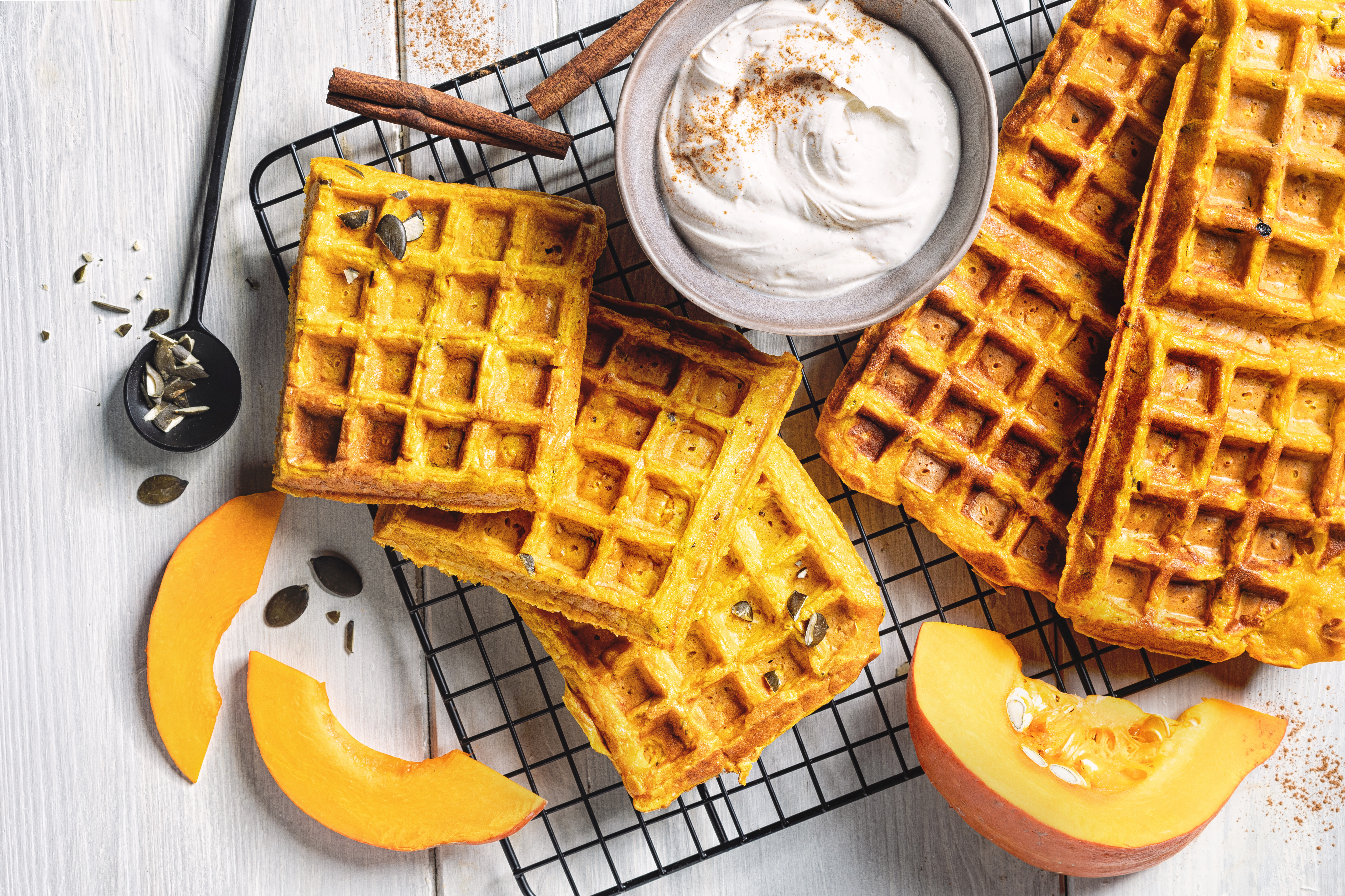 Kürbis-Apfel-Waffeln mit Zimtcreme - Tempo