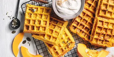 Kürbis-Apfel-Waffeln mit Zimtcreme