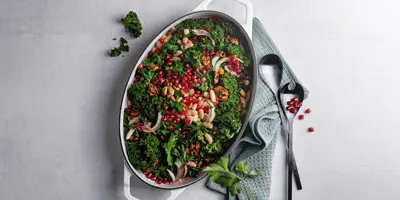 Grünkohlsalat mit weißen Bohnen und Granatapfel