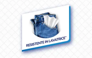 Logo blu con un paio di jeans con carta velina che fuoriesce dalla tasca, con la dicitura “Resistente In Lavatrice."