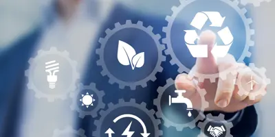 Ein Business Mann vor einem Screen