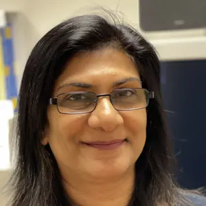 Professionelles Porträt von Dr. Leena Sinha, Fachärztin für Gastroenterologie und Gründerin von Gastro Care