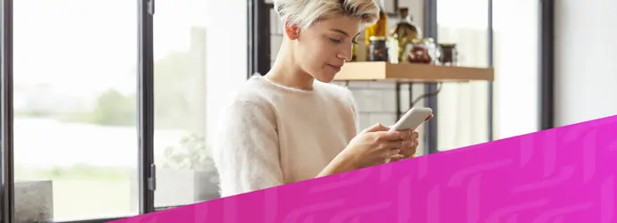 Afbeelding van een vrouw die naar haar telefoon kijkt, met daaroverheen een diagonaal paars Tempo-patroon in de rechterbenedenhoek.