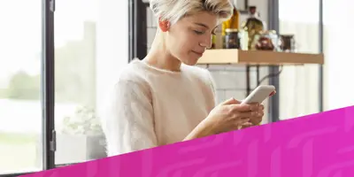 Afbeelding van een vrouw die naar haar telefoon kijkt, met daaroverheen een diagonaal paars Tempo-patroon in de rechterbenedenhoek.