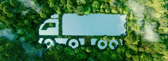 Veduta aerea di una deforestazione a forma di camion ripieno d'acqua, circondata da una fitta vegetazione.