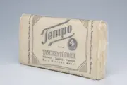 Tempo Taschentuchpackung von 1929 mit deutschem Text und klassischem Logo, beschriftet mit „4 Stück“.