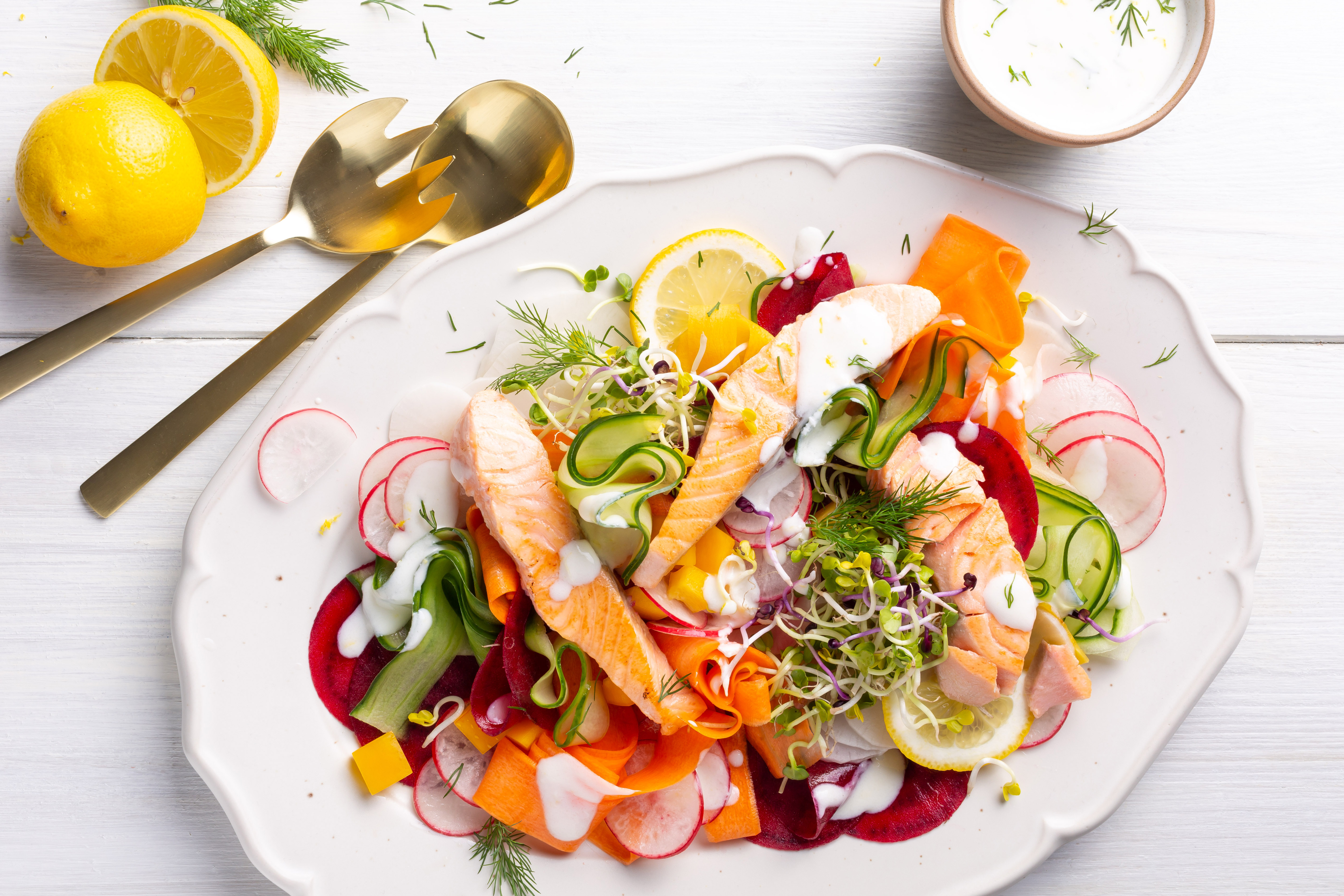 Leckerer Gemüsesalat mit Lachs &amp; Dressing - Tempo