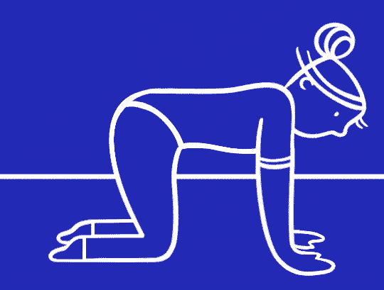Vrouw die vanuit huis aan computer werkt en armen strekt op bureau voor een goede lichaamshouding