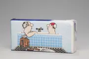 Sonderedition mit Aufdruck des Loriot Cartoons 'Herren im Bad', das zwei Männer in einer Badewanne sitzend zeigt.