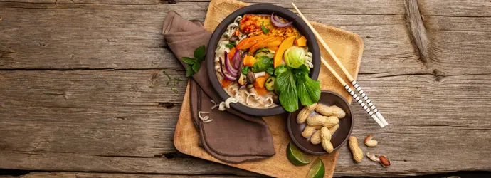 Erdnuss-Suppe mit Miso, gebratenem Tempeh und Kürbis