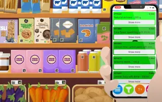 Immagine raffigurante la mano di una persona che utilizza l'applicazione NaviLens GO per scansionare i codici QR NaviLens sui prodotti in un supermercato.