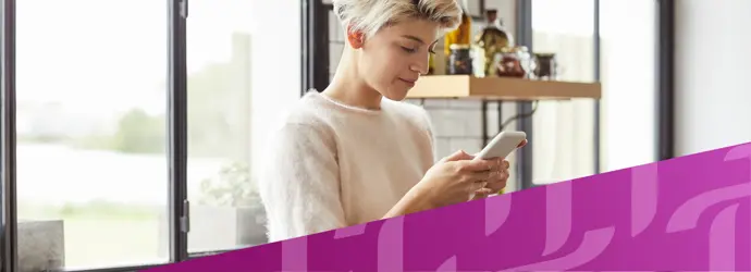 Afbeelding van een vrouw die naar haar telefoon kijkt, met daaroverheen een diagonaal paars Tempo-patroon in de rechterbenedenhoek.