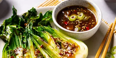Gebratener Pak Choi mit Knoblauch-Sesam-Soße