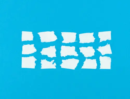 Cinque strappi di carta posti in tre diverse file di tre gruppi su sfondo blu.