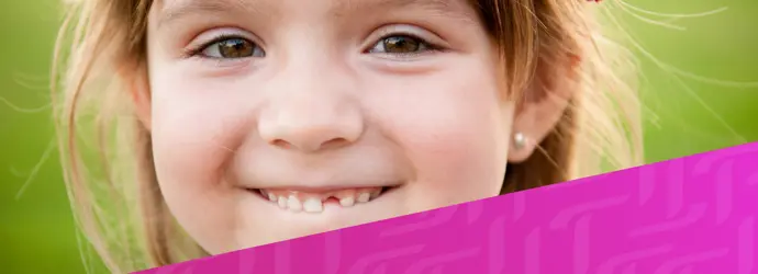 Close-up van een kind met ontbrekende tanden, met daaroverheen een diagonaal paars Tempo-patroon in de rechterbenedenhoek.