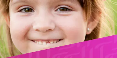 Close-up van een kind met ontbrekende tanden, met daaroverheen een diagonaal paars Tempo-patroon in de rechterbenedenhoek.