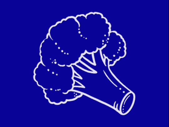 Nonna, madre e figlia tagliano verdure e alimenti in cucina ridendo