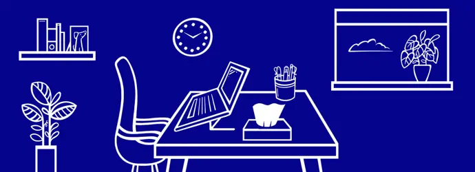 Giovane ragazzo che si trova sotto un'armadietto con i suoi piedi che spuntano accanto a giocattoli in plastica