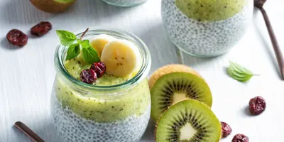 Chia-Pudding mit Kiwi, Apfel und Banane