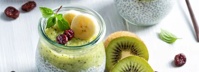 Chia-Pudding mit Kiwi, Apfel und Banane