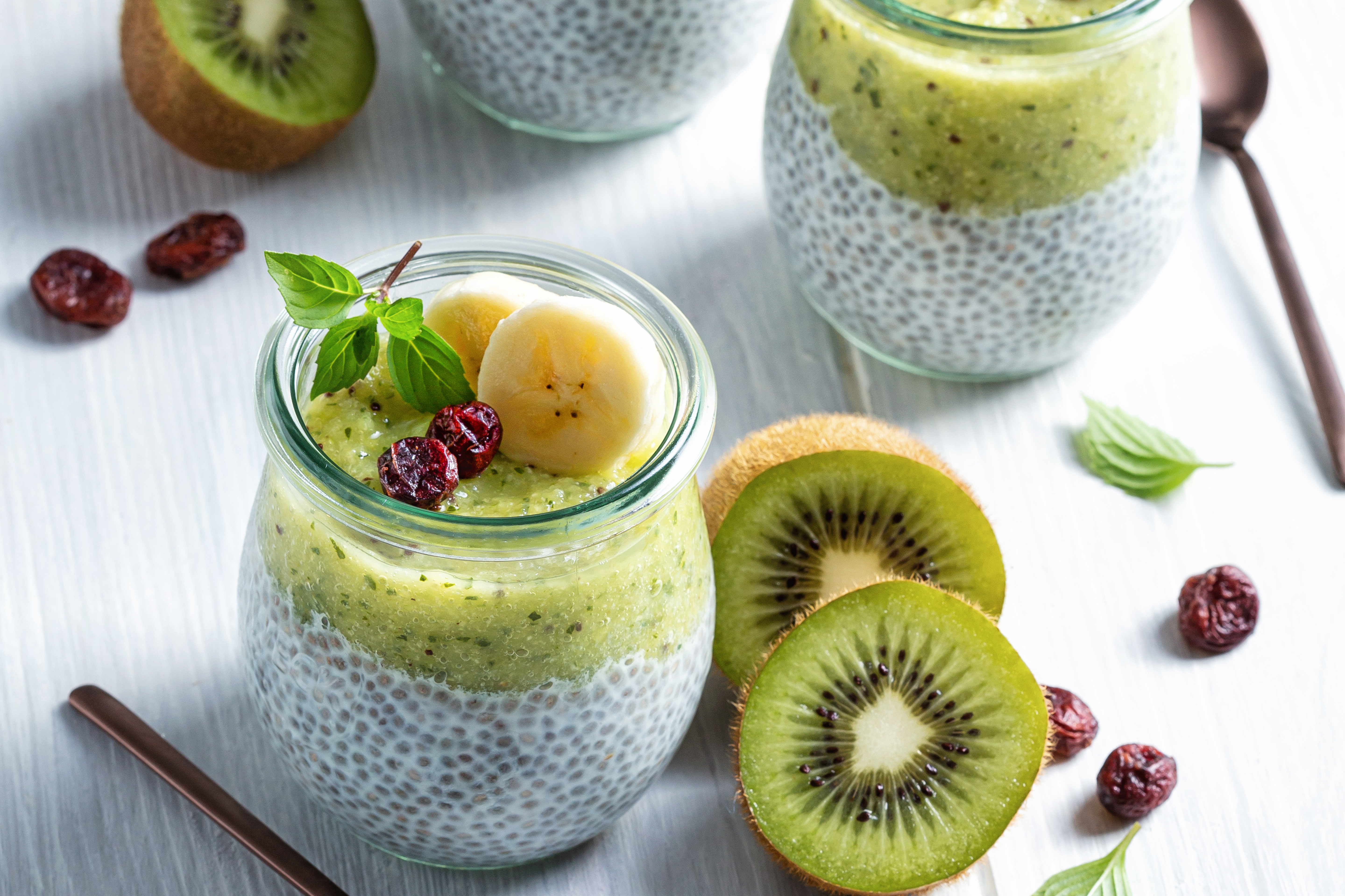 Dessert Chia-Pudding mit Kiwi, Apfel und Banane - Tempo