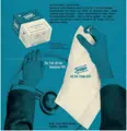 Blaue Anzeige aus den 1950er Jahren, die ein Tempo Taschentuch zeigt, das mit einer Hand aus der Packung gezogen wird.