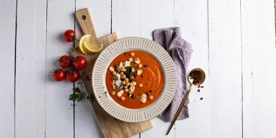 Orientalische Tomatensuppe mit Berberitzen