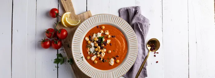 Orientalische Tomatensuppe mit Berberitzen