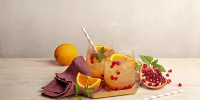 Selbstgemachter Wasserkefir mit Orange und Granatapfel