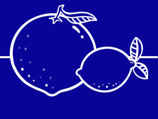 Nonna, madre e figlia tagliano verdure e alimenti in cucina ridendo