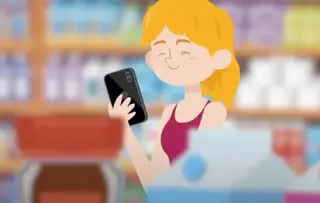 Immagine a cartoon di una donna bionda con top rosa che utilizza l'applicazione NaviLens GO mentre fa la spesa in un supermercato.