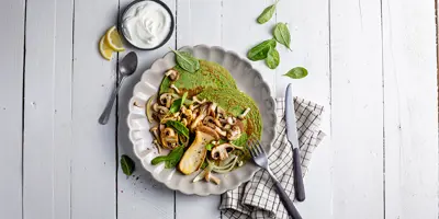 Spinat-Pfannkuchen mit Pilzen und Knoblauch-Joghurt