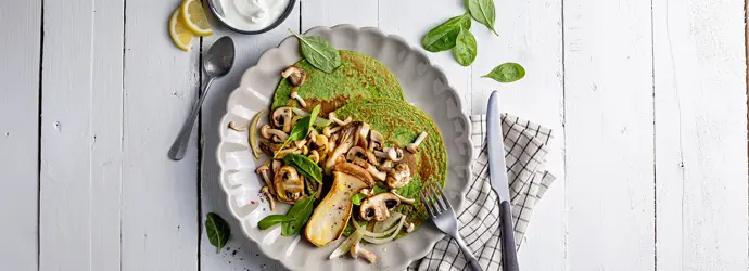 Spinat-Pfannkuchen mit Pilzen und Knoblauch-Joghurt