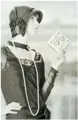 Elegante Frau der 1920er Jahre mit Perlen Schmuck und Handschuhen hält eine Packung Tempo Taschentücher in einer Hand.