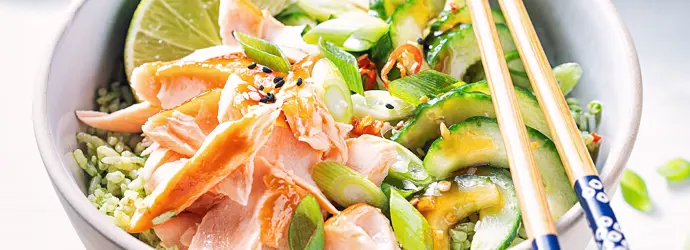 Lachsfilet mit Matchareis und Chili-Gurken-Salat