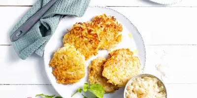 Sauerkrautpuffer mit Kartoffel und Radieschen-Schmand